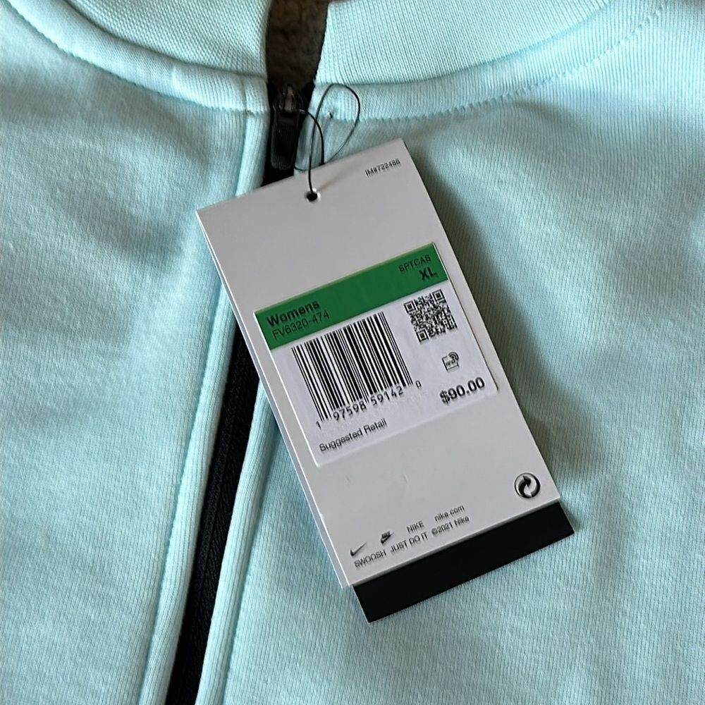 Nike Sportswear Tech Fleece
Women's Oversized Short-Sleeve Cropped Top! - Picture 12 of 13